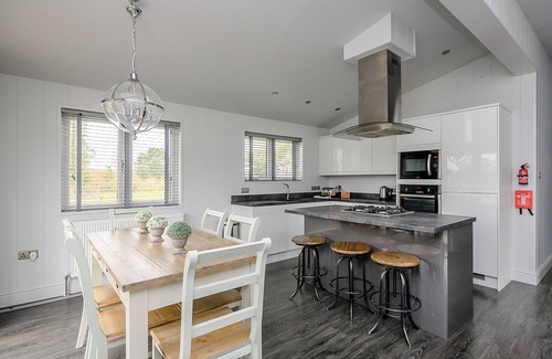 Bury St Edmunds Ski Chalet | Signature Spa Six Pet