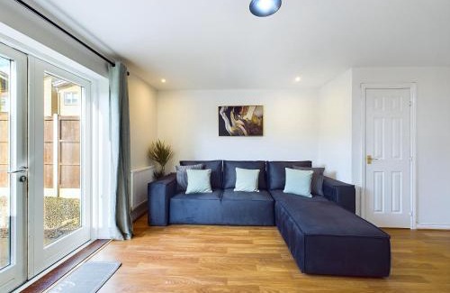 Cheltenham House | Signature Stays Accommodation - Cheltenham - Large 4 Bed House With Parking - Racecourse Accommodation