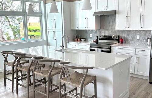 Jimmy Hill House | Silver Beach House - Lux Vacation Home. 7 mins from Airport. Infinity Pool+
