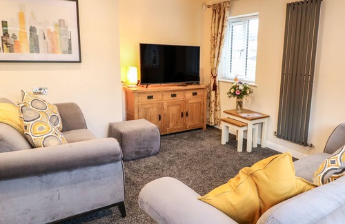 Alfreton House | SILVERBIRCH VIEW, family friendly, with a garden in South Wingfield