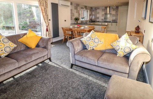 Alfreton House | SILVERBIRCH VIEW, family friendly, with a garden in South Wingfield