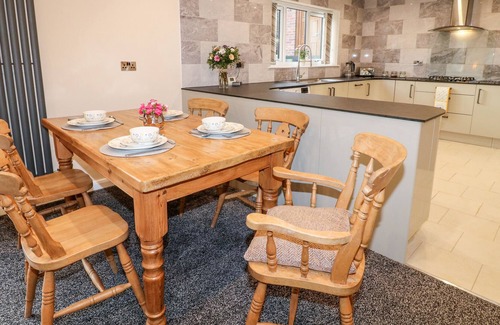 Alfreton House | SILVERBIRCH VIEW, family friendly, with a garden in South Wingfield