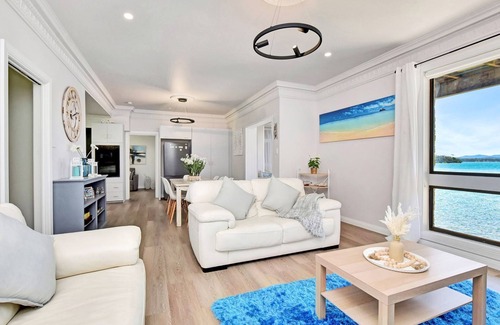 Silverwater House | Silverwater Serenity Shores Absolute Waterfront On The Lake