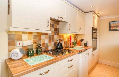 Llanfaethlu House | SIMDDA WEN COTTAGE, pet friendly, with open fire in Llanfaethlu