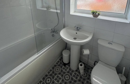Heaton Apartment | Simonside Apartment - Sleeps 6 -Parking