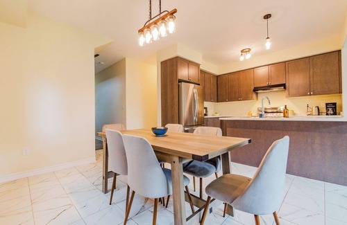 Thorold House | Simple Comforts: 4 Bedroom Family Home in Thorold | 10 Min to Falls