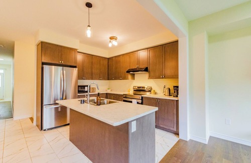 Thorold House | Simple Comforts: 4 Bedroom Family Home in Thorold | 10 Min to Falls