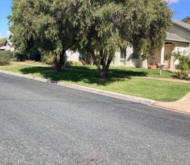 Swan Hill House | Single Bed's Suit Business Travellers