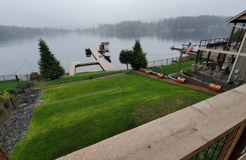 Eatonville House | Single Bedroom at the Lake Cabin, wake up with the best view of Mt. Ranier