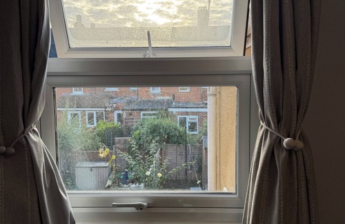 Reading House | Single bedroom in shared house with garden view, for short stays only.