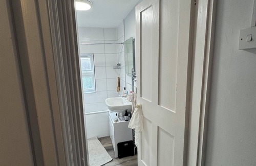 Reading House | Single bedroom in shared house with garden view, for short stays only.