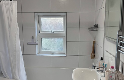 Reading House | Single bedroom in shared house with garden view, for short stays only.