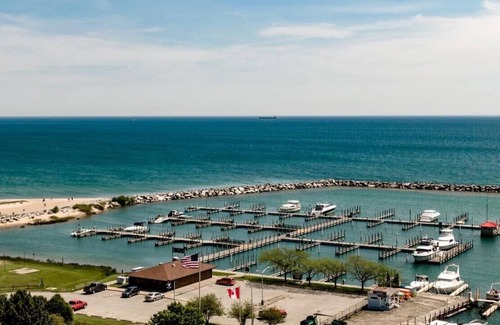Lexington Apartment | Single King Bedroom W/ Full Bath. Downtown Lexington w/ Beautiful Beach Theme!