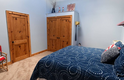 Lexington Apartment | Single King Bedroom W/ Full Bath. Downtown Lexington w/ Beautiful Beach Theme!