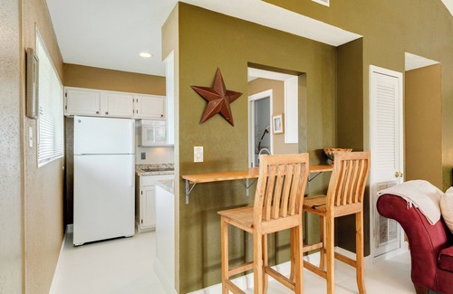 Spanish Grant House | Single Level Beachside Home, Great for Families & Dog Friendly - Walk to Beach