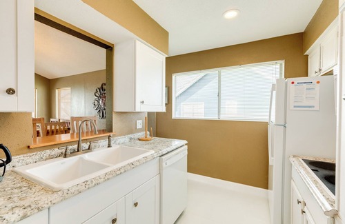 Spanish Grant House | Single Level Beachside Home, Great for Families & Dog Friendly - Walk to Beach