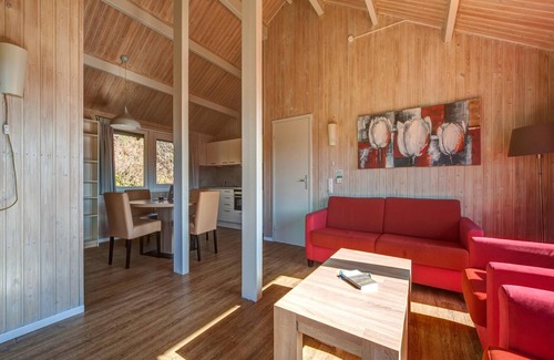 Kronenburg House | Single-Level Bungalow by Reservoir