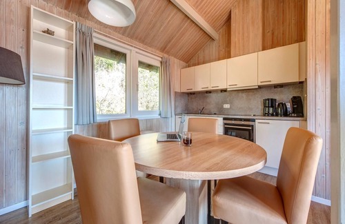 Kronenburg House | Single-Level Bungalow by Reservoir