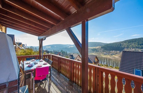 Kronenburg House | Single-Level Bungalow by Reservoir