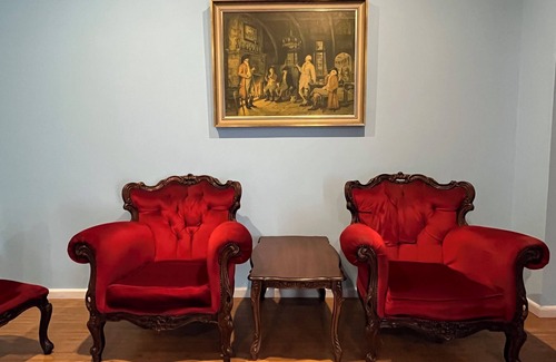 Altona House | Single-level home with Victorian style furniture in Altona, close to trains