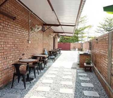 Pelabuhan Klang House | Single-Storey Bungalow 1 to 14pax Industrial Style
