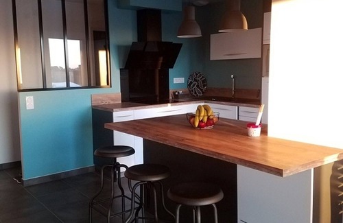Erdeven House | Single-storey wooden house with swimming pool near the beach