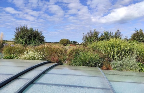 Erdeven House | Single-storey wooden house with swimming pool near the beach