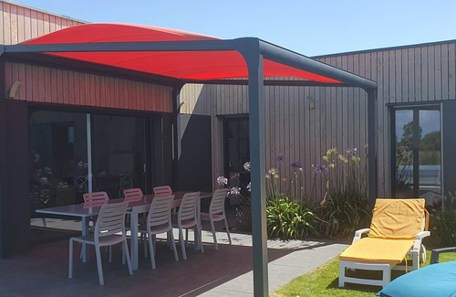 Erdeven House | Single-storey wooden house with swimming pool near the beach