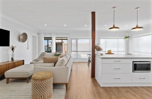 Cessnock House | Sip and Soak Up Summer in the Hunter