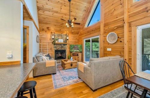 Grassy Creek House | Sit n Ponder Dog-Friendly Log Cabin with Views