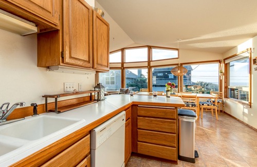 Manzanita House | SITKA HOUSE MCA1354-Across from beach, Hot tub, 5 bdrm/3bth,oceanview,dogs ok