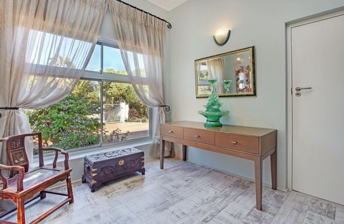 Constantia Villa | Situated in the Constantia Valley bordering the world famous G. C. vineyards