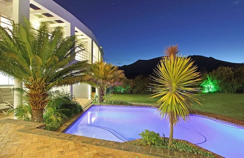 Constantia Villa | Situated in the Constantia Valley bordering the world famous G. C. vineyards