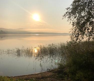 Fransta Apartment | Sjönära lägenghet på landet