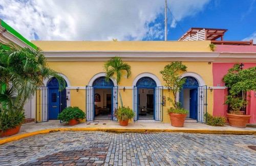 Puerta de Tierra House | SJC-Iconic Spanish two bedrooms for 5 guest