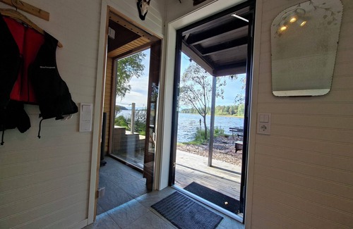 Sandviken Cottage | Sjöhuset - boats, beach, sauna, jetty and barbecue!