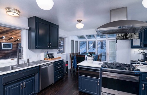 Skyland House | SK107- 5Br, 5Ba Private Hot Tub, Pool Table, Private Comm Beach!