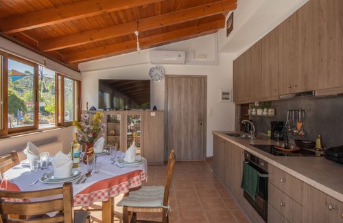 Mesa Lasithion House | Skapani's House Guesthouse with Mountain View, Shared Terrace & Wi-Fi