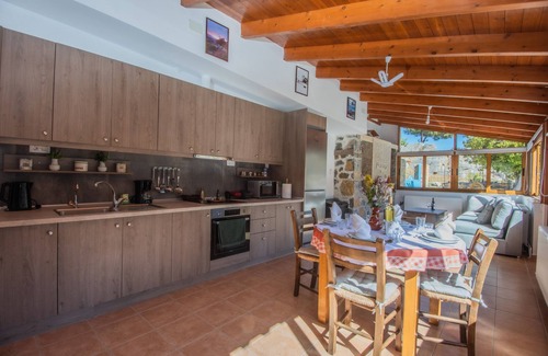 Mesa Lasithion House | Skapani's House Guesthouse with Mountain View, Shared Terrace & Wi-Fi