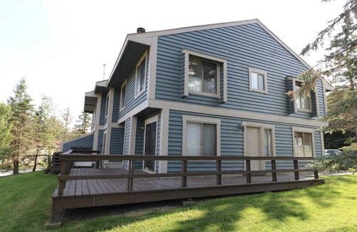 Hidden Valley House | Ski at Hidden Valley or Seven Springs | HUGE Master Suite