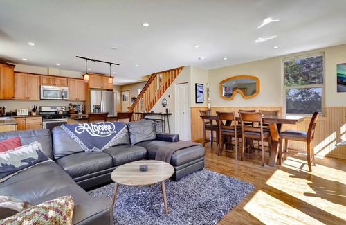 Girdwood House | Ski Chalet with hot tub, sauna & fire pit, walking distance to brewery and food!