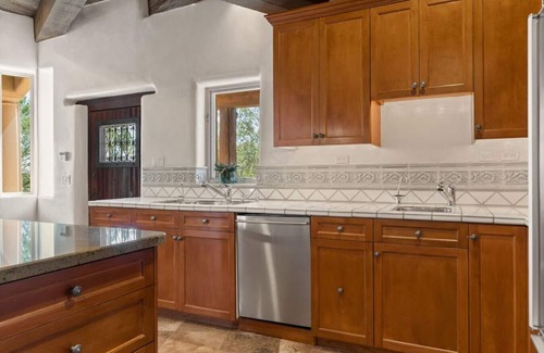 Northeast Santa Fe Villa | Ski Discounts! Luxury Estate with Soothing Hot Tub