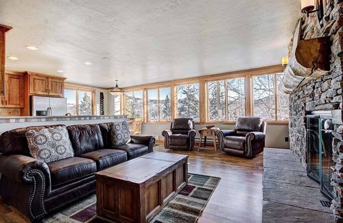 Breckenridge Condo | Ski Hill 27-Walk to Gondola & Main St. - In-Town-Remodeled Condo-On-site Pool/Hot Tub!