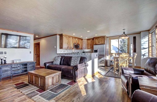 Breckenridge Condo | Ski Hill 27-Walk to Gondola & Main St. - In-Town-Remodeled Condo-On-site Pool/Hot Tub!