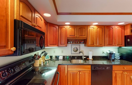 Bromley Mountain Condo | Ski-in/out family home w/shared pool/Ping-pong/balcony/free WiFi/fireplace