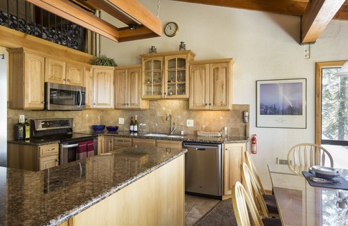 Mammoth Lakes Condo | SKI IN/OUT On the Mtn. above Cyn Ldge, Slps 8, Dlx