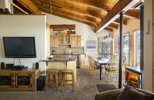 Mammoth Lakes Condo | SKI IN/OUT On the Mtn. above Cyn Ldge, Slps 8, Dlx
