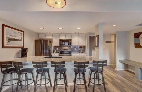 Copper Mountain Village Condo | Ski In Ski Out 2 Bed 3 bath, 1100sqft. Vaulted ceiling sleeps 10 in Ctr Village