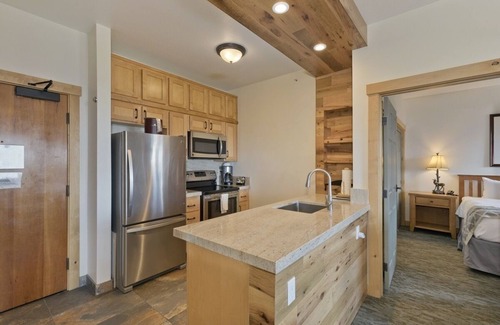 Mammoth Lakes Condo | Ski-in/Ski-out 2Bed 2Bath Sunstone Lodge Condo at Little Eagle Express