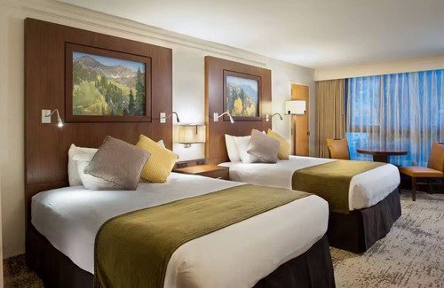 Salt Lake Mountain Resorts Resort | Ski-In/Ski-Out Luxury 2 Bedroom Cliff Club Suite with private balcony hot tub